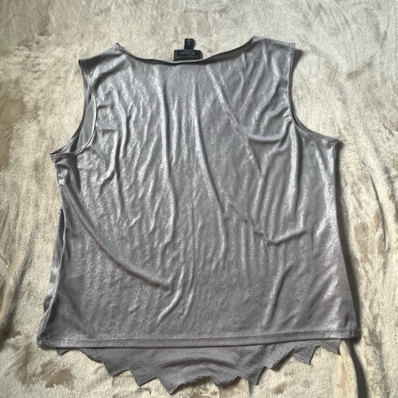 Gray sleeveless shirt - Picture 2 of 3